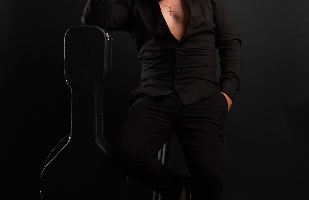 Não é só uma foto.
É imagem, postura e identidade para quem vive de palco e emoção.
Ensaio em estúdio pensado para traduzir a força da música em imagem. 🎶📸